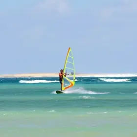 Windsurf em Praia Principal vale a pena: prós, cuidados e quando compensa