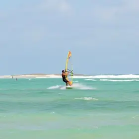 Windsurf em Guriú vale a pena: veja se combina com o seu roteiro