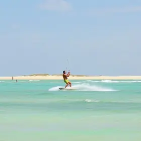 Escolas de kitesurf em Jericoacoara: o que saber para planejar melhor